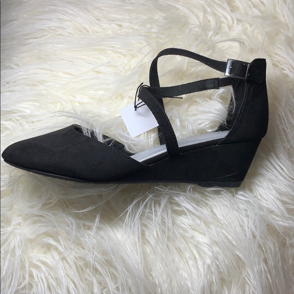 Strappy closed-toe wedge